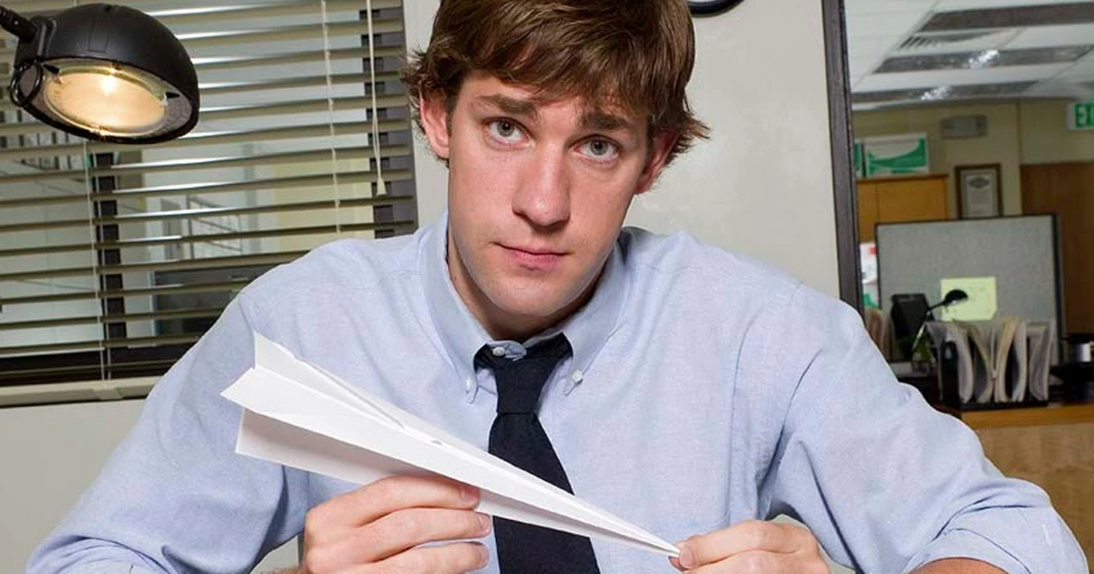 john krasinski in the office usa tiene un aeroplanino di carta - nerdface