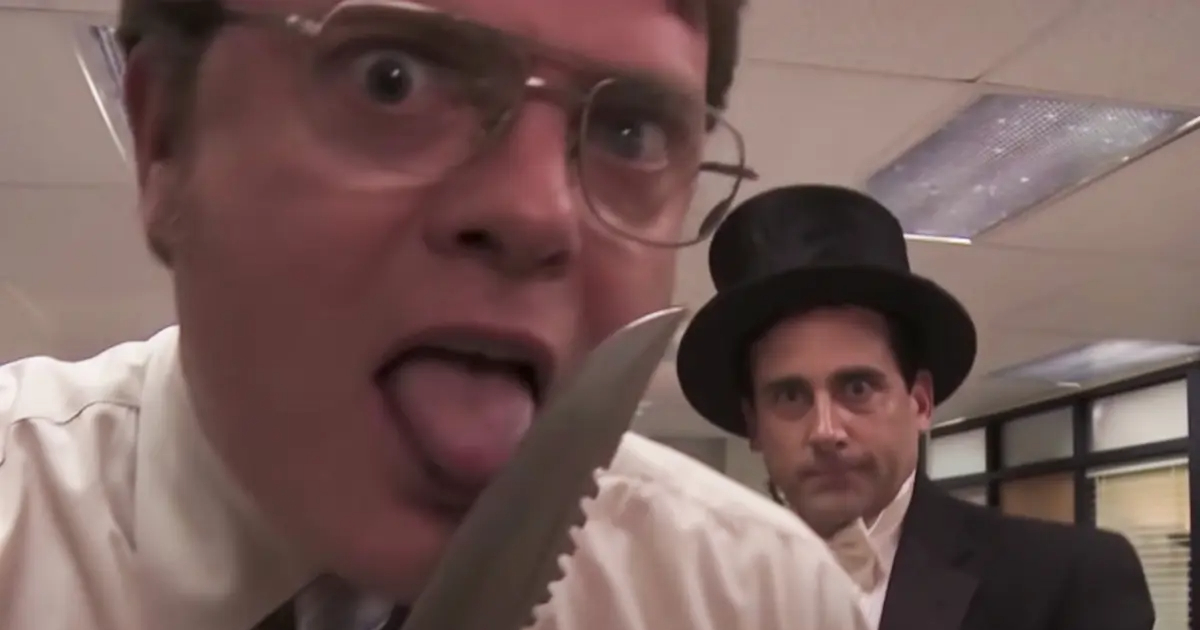 un uomo lecca un coltellpo in the office usa - nerdface