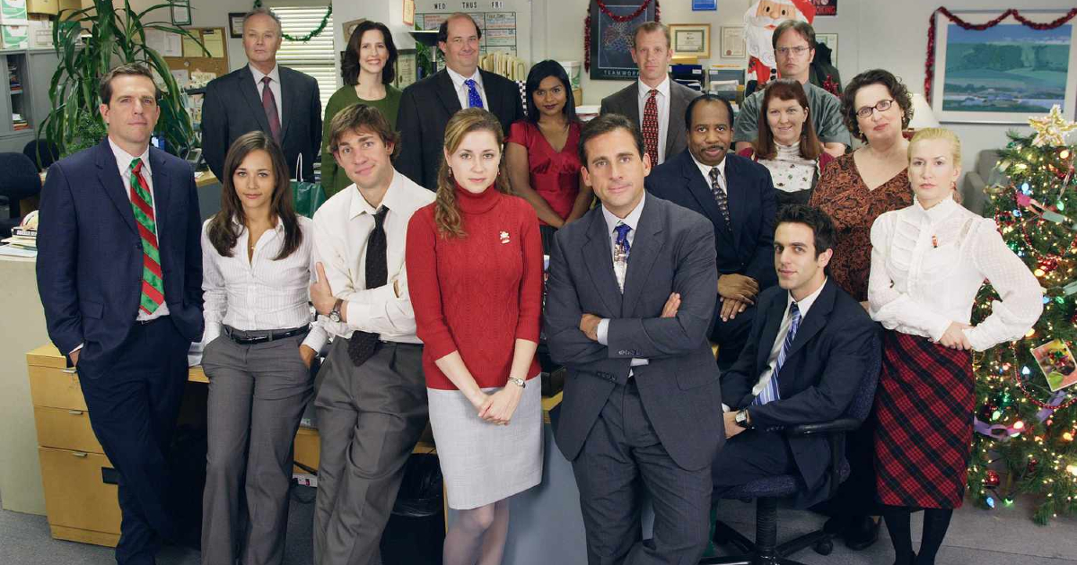 gli impiegati di the office usa davanti un albero di natale - nerdface