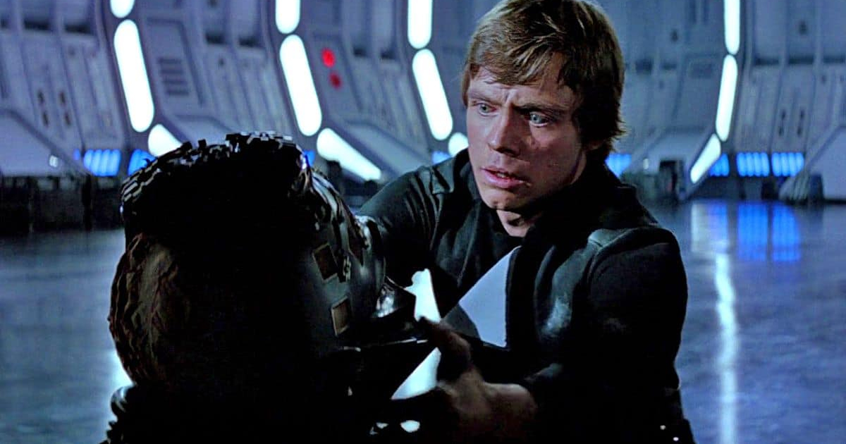 la celebre scena in cui luke skywalker toglie il casco di darth vader nel ritorno dello jedi - nerdface