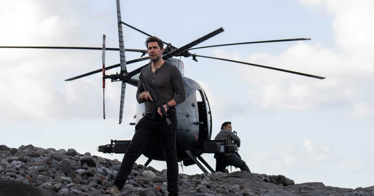 jack ryan davanti un elicottero nella quarta stagione della serie - nerdface