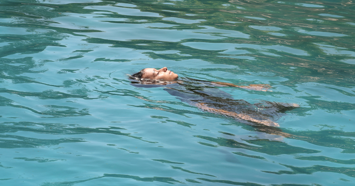 il protagonista di denti da squalo nuota in piscina - nerdface