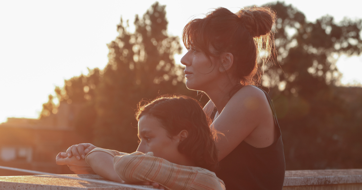 il piccolo protagonista di denti da squalo guarda il tramonto con la mamma - nerdface