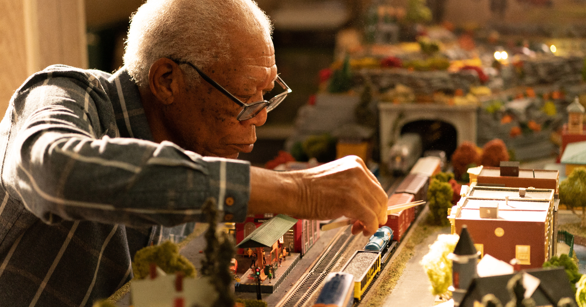 morgan freeman cura una plastico di treni in a good person - nerdface