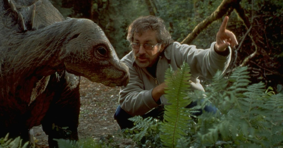 steven spielberg dirige un dinosauro in jurassic park - nerdface