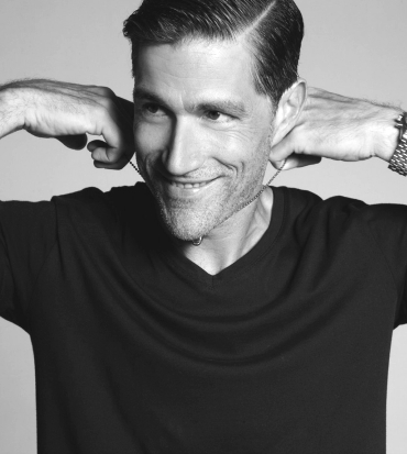 matthew fox si sfila una collana - nerdface