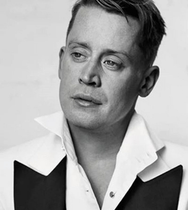 macaulay culkin con la camicia slacciata - nerdface