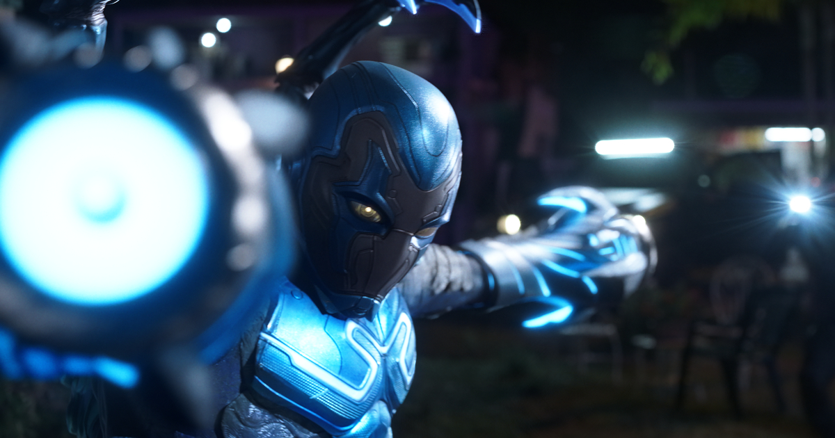 blue beetle punta due armi ai suoi lati - nerdface