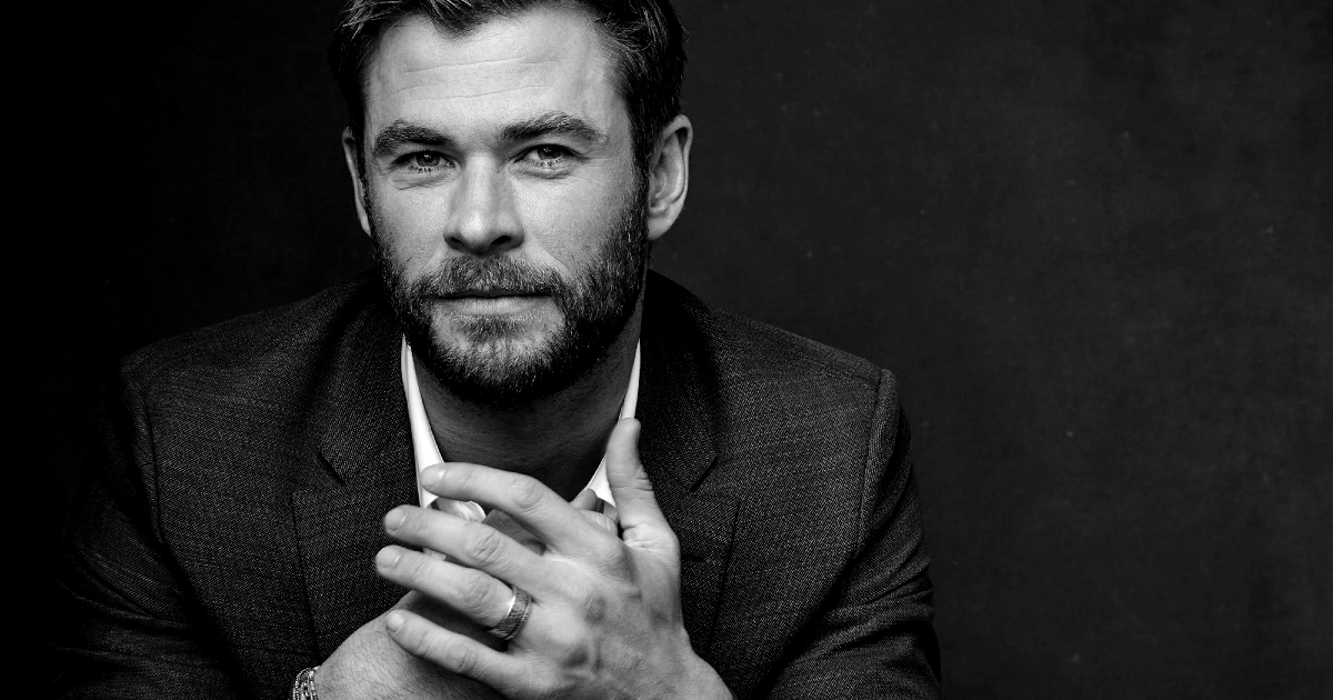 chris hemsworth in un ritratto in bianco e nero - nerdface