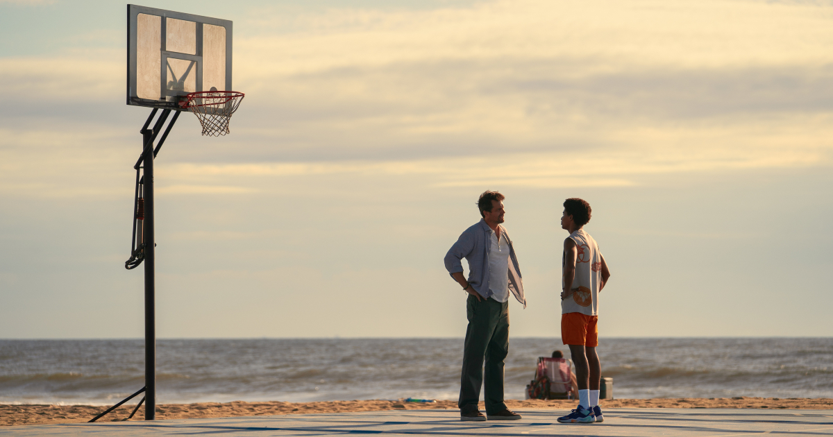 padre e figlio sul campetto di basket in harlan coben's shelter - nerdface