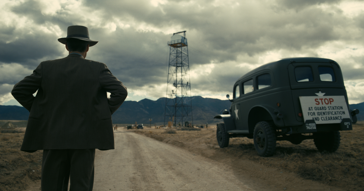 cillian murphy osserva la struttura dell'atomica in oppenheimer - nerdface