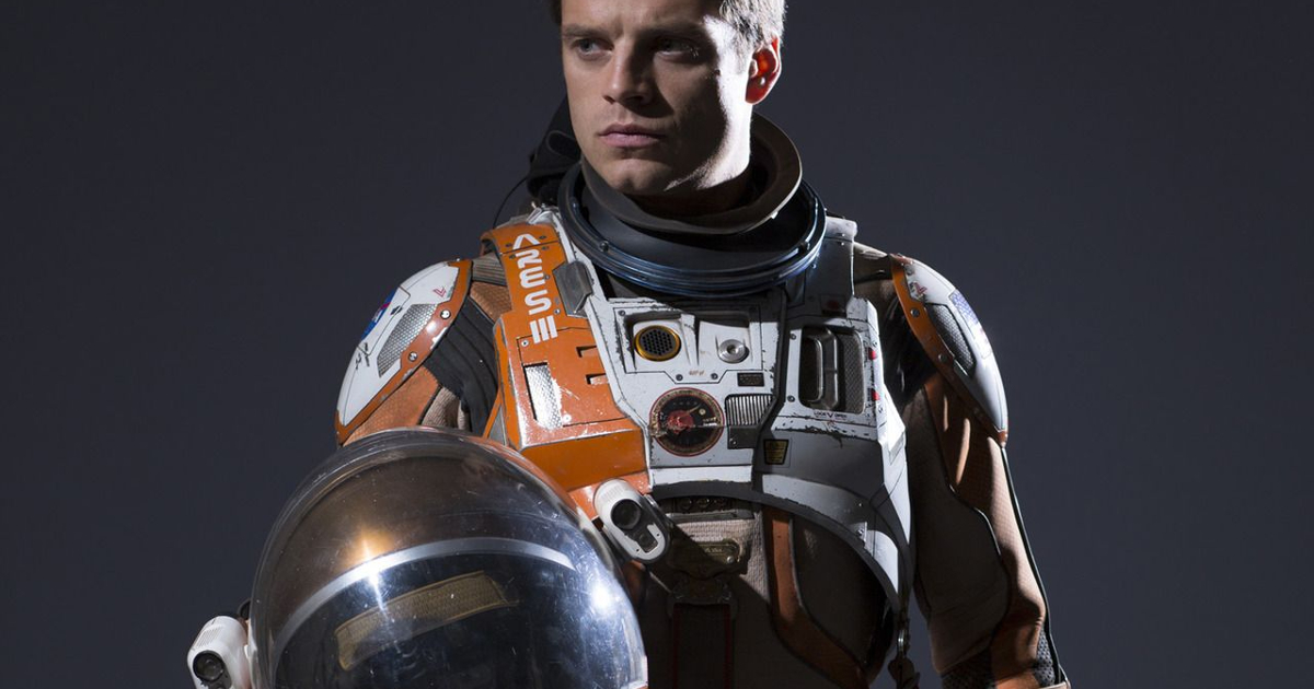 sebastian stan in tuta d'astronauta in the martian - nerdface