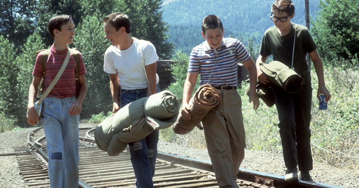 i quattro protagonisti di stand by me camminano sui binari - nerdface