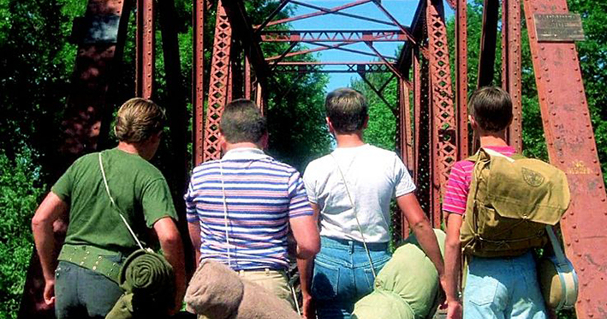 i quattro amici di stand by me stanno per attraversare il ponte del treno - nerdface