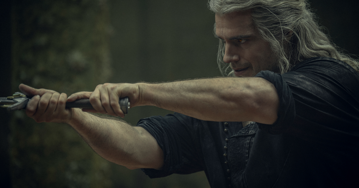 henry cavill impugna la spada in the witcher 3 - nerdface