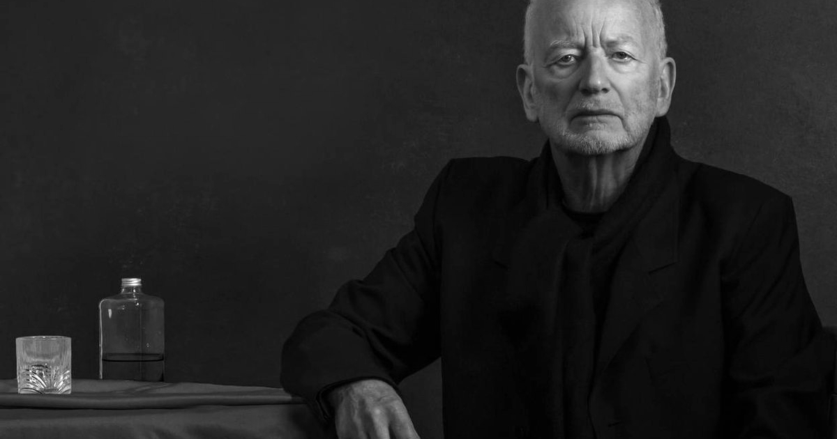 ian mcdiarmid in posa accanto a una bottiglia - nerdface