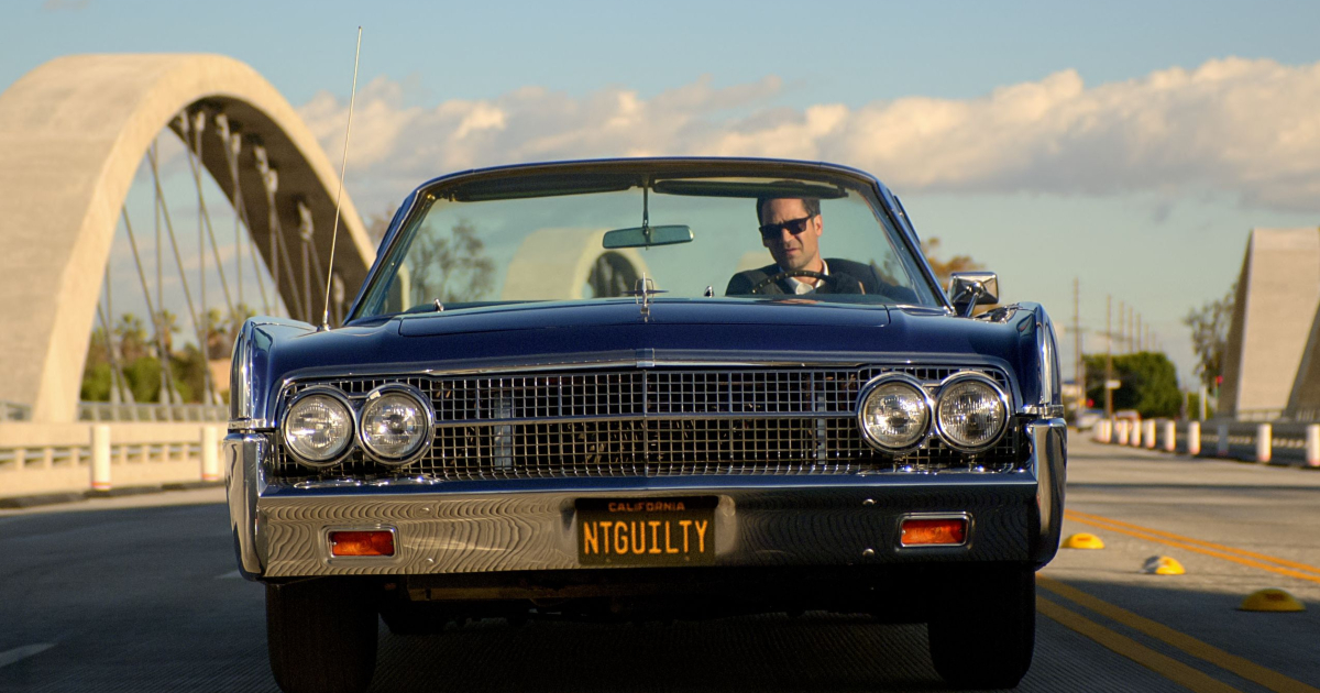 micjely haller guida la sua auto nella seconda stagione di the lincoln lawyer - nerdface