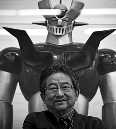 go nagai in posa davanti un grande mazinga z - nerdface