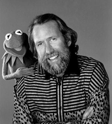 jim henson in posa con kermit - nerdface