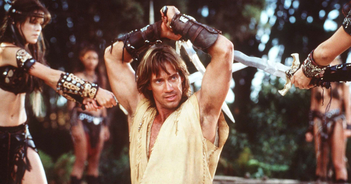 kevin sorbo è hercules e para i colpi dei nemici - nerdface