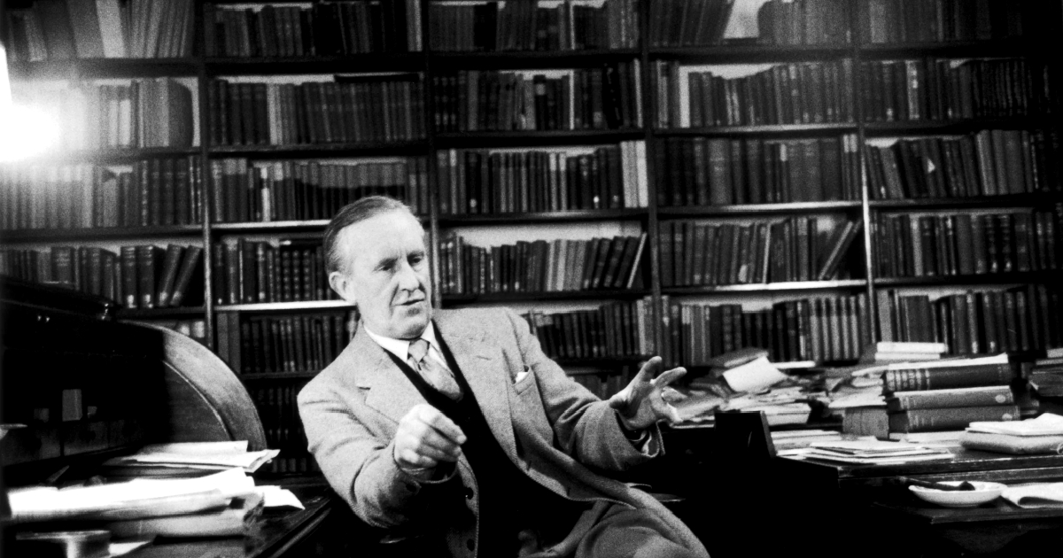 tolkien parla con qualcuno davanti la sua libreria - nerdface