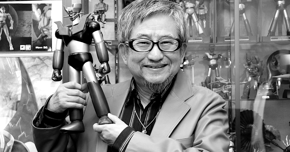 go nagai tiene in mano un modellino di mazinga z - nerdface