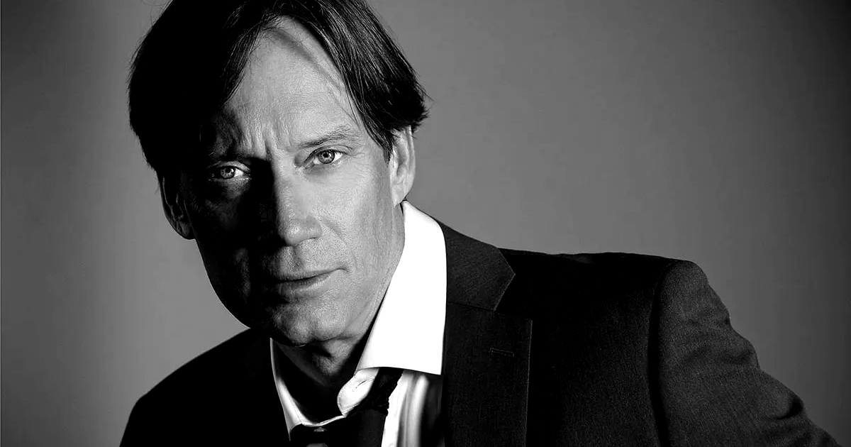 kevin sorbo in giacca e cravatta - nerdface