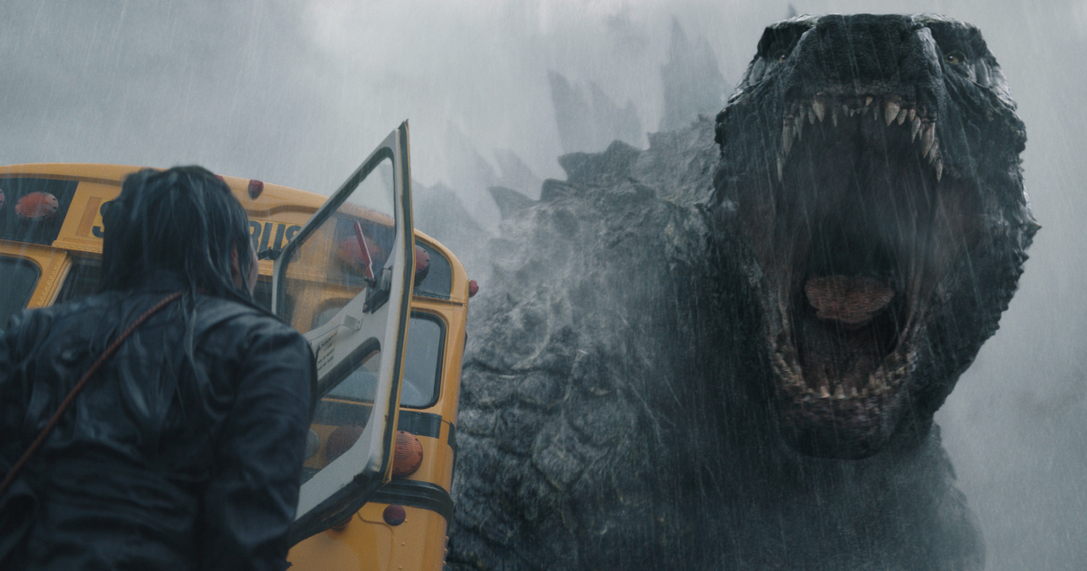 godzilla mostra le fauci a un uomo in monarch - nerdface