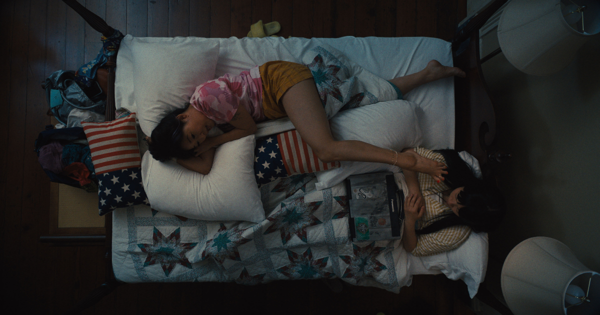 le protagoniste del trailer di quiz lady dormono incrociate su un letto - nerdface