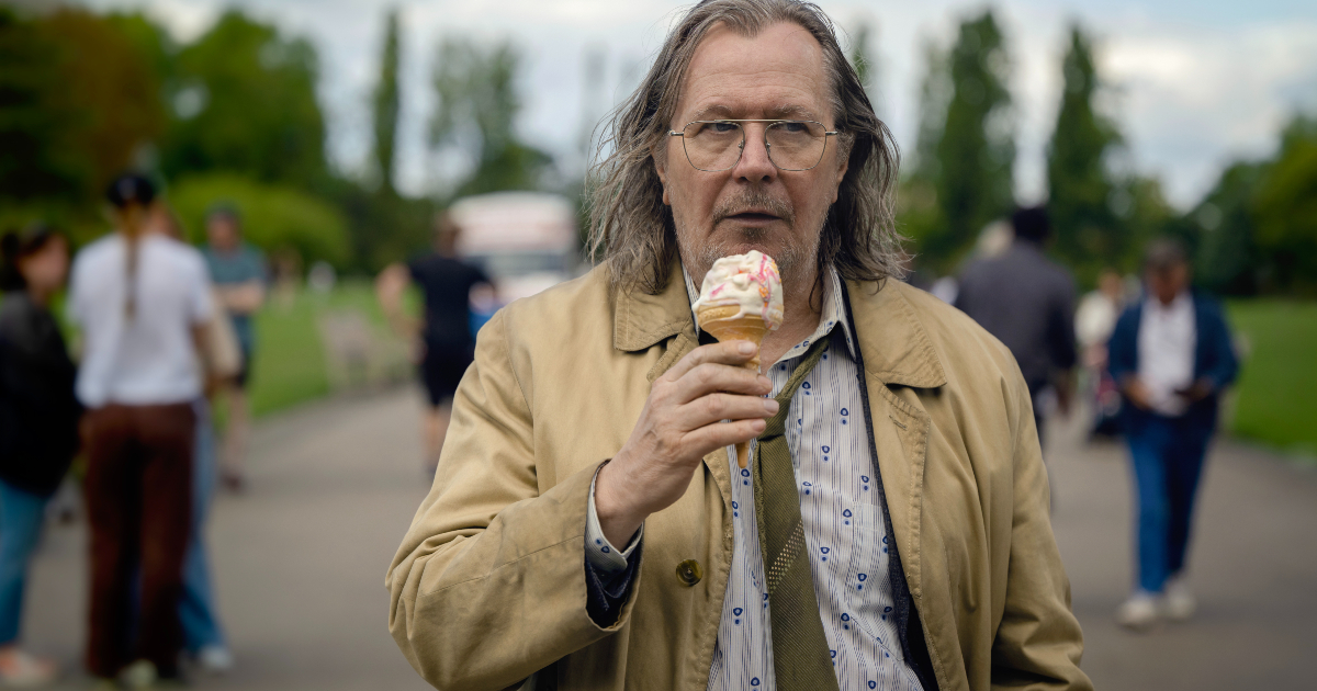 gary oldman mangia un gelato in slow horses - nerdface