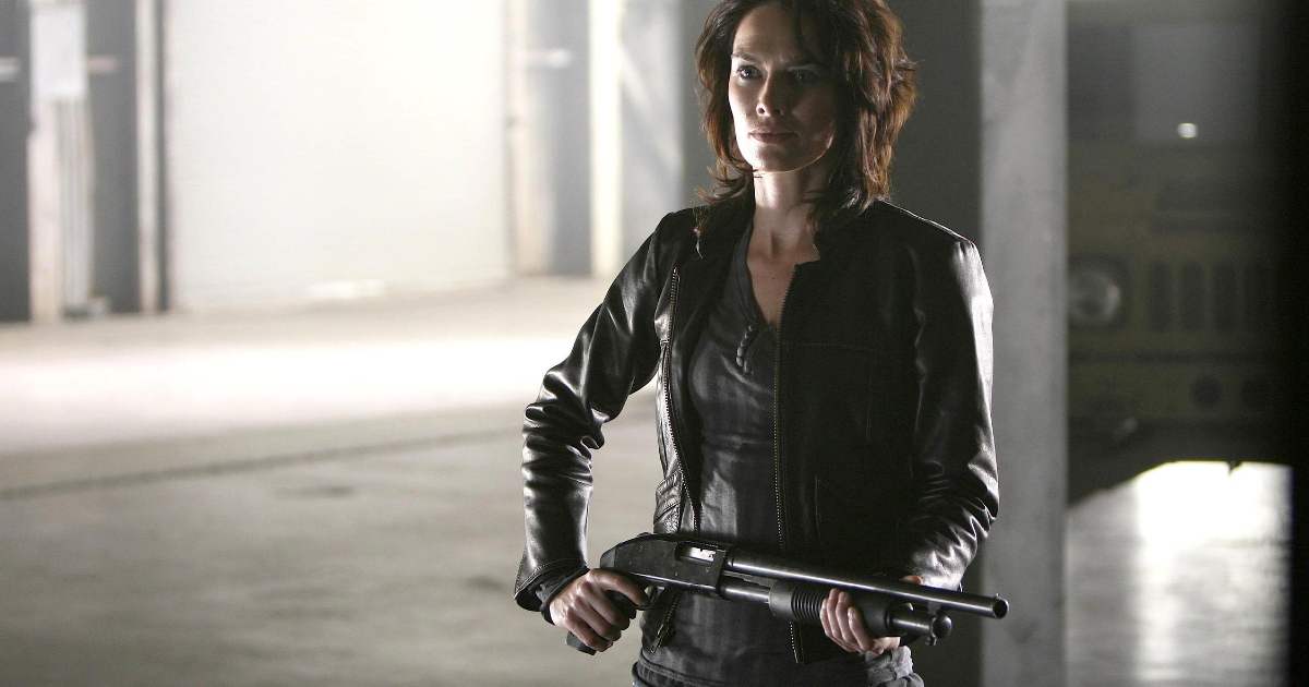 lena headey imbraccia un fucile in sarah connors chronicle - nerdface