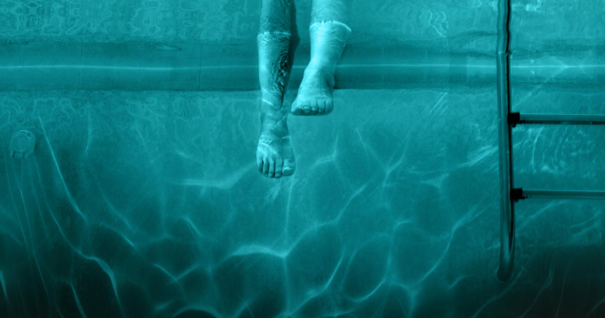 un dettaglio del poster di night swim - nerdface