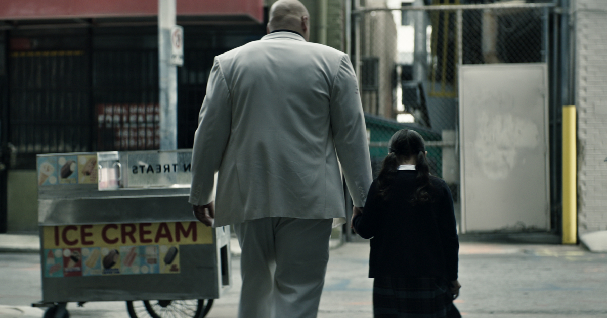 kingpin tiene per mano la piccola echo nel trailer della serie - nerdface