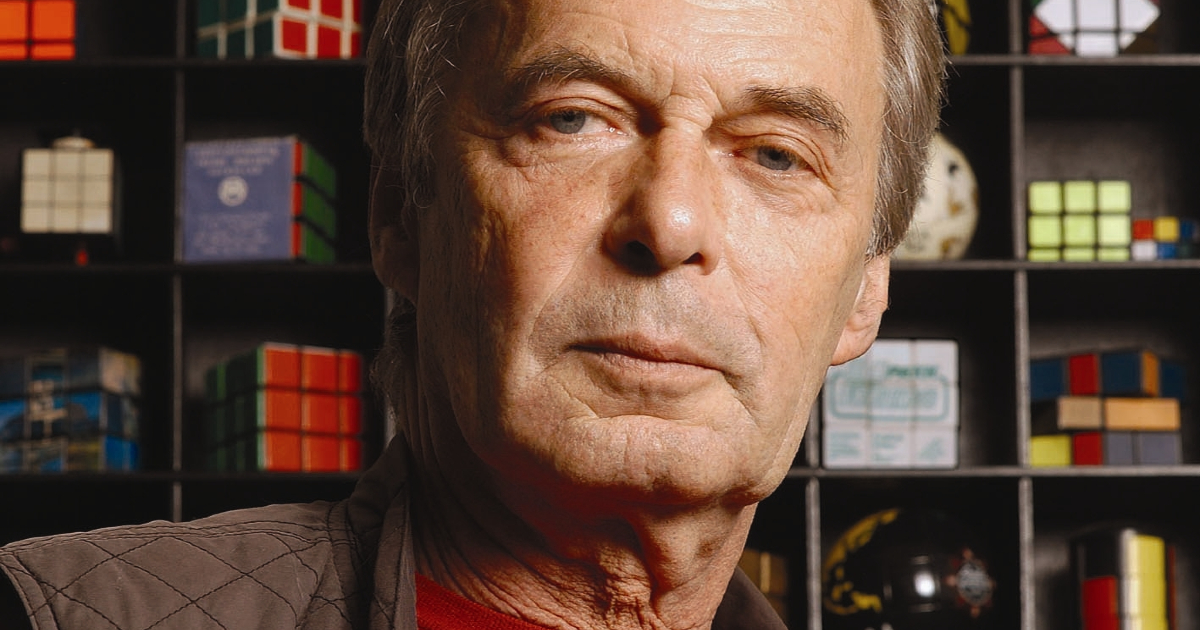 erno rubik in posa per recarsi a milano - nerdface