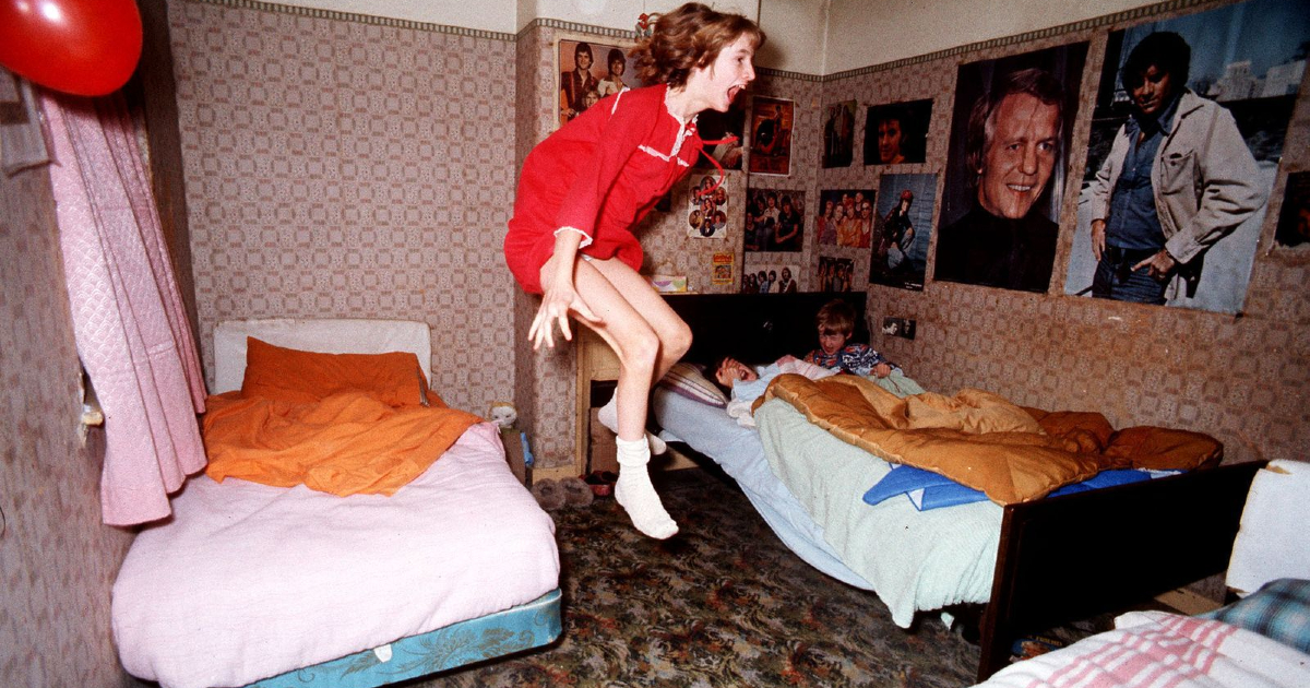 una bambina di the enfield poltergeist salta e pare posseduta lei - nerdface