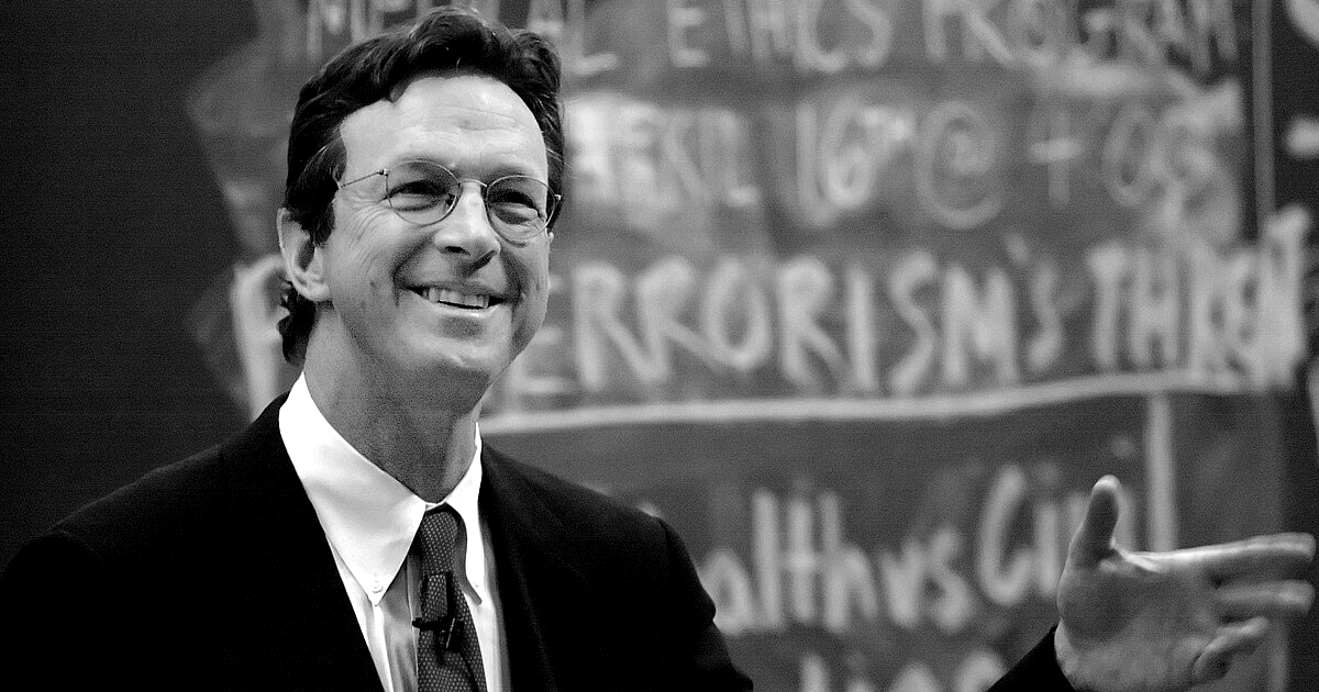 michael crichton sorride a una lezione - nerdface