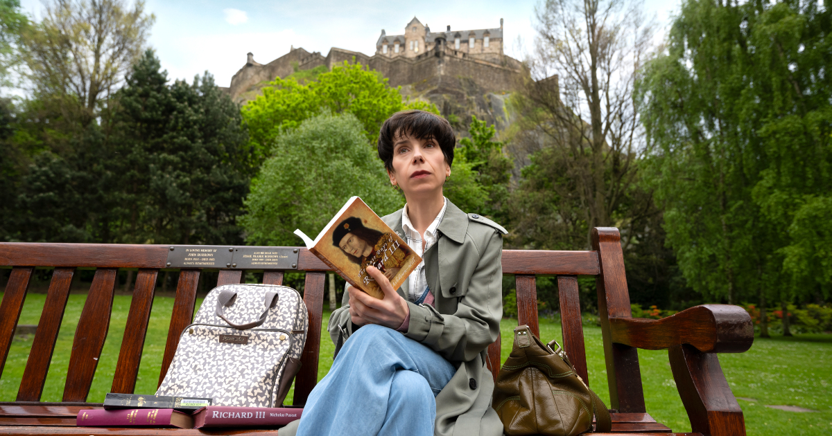 sally hawkins in the lost king legge un libro su riccardo III - nerdface