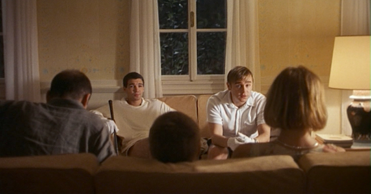 i protagonisti di funny games sono seduti in salotto - nerdface