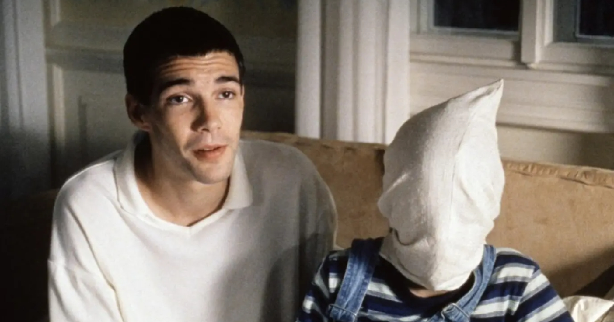 un ragazzo tiene in ostaggio un ragazzo incappucciato in funny games - nerdface