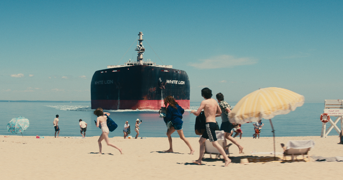 una nave enorme sta per arenarsi su una spiaggia affollata ne il mondo dietro di te - nerdface