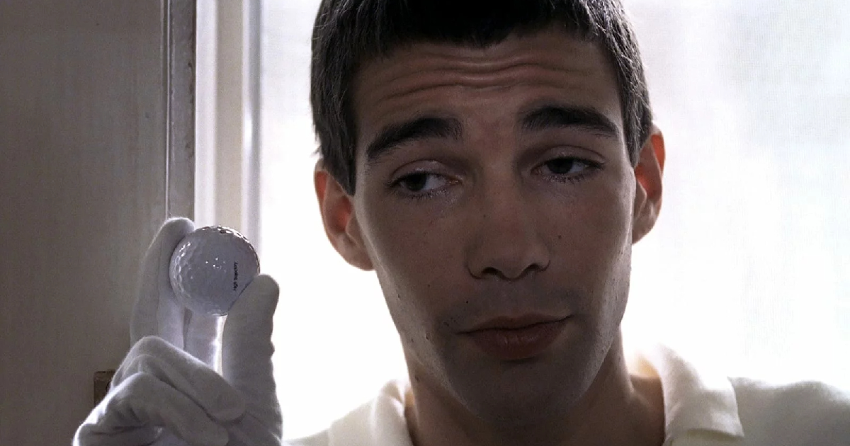 il protagonista di funny games tiene in mano una pallina da golf - nerdface