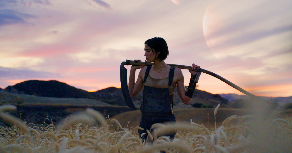 sofia boutella con la falce sulle spalle in rebel moon - nerdface