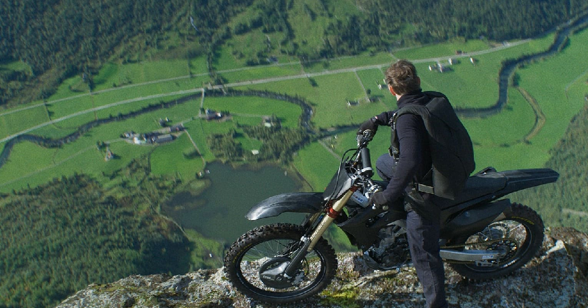 tom cruise si affaccia con la moto su un burrone in mission impossible dead reckoning parte 1 - nerdface