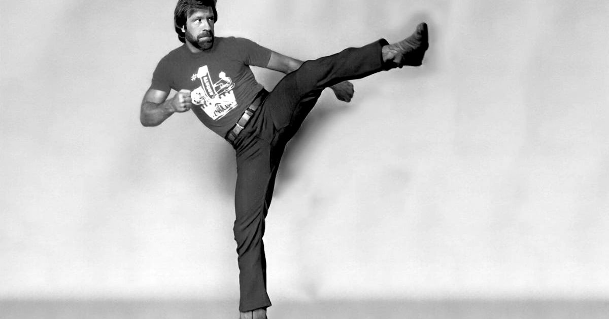 chuck norris sferra un calcio - nerdface