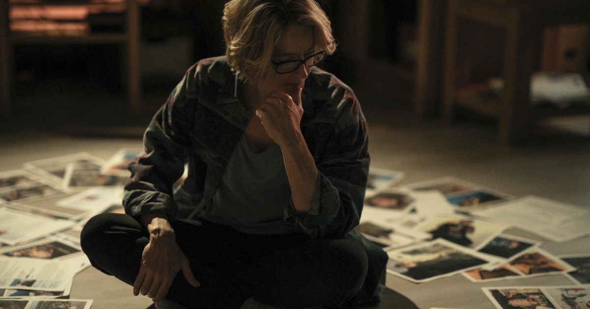 jodie foster osserva delle foto disposte a terra in true detective night country - nerdface