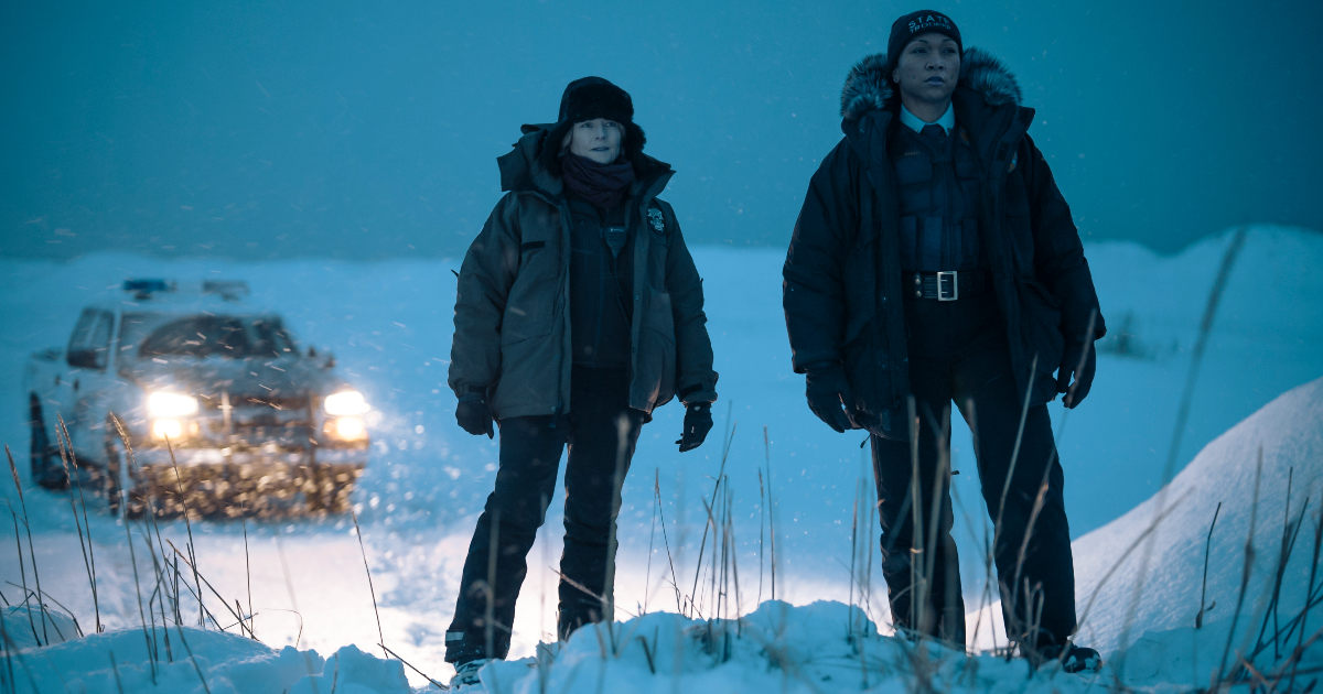 le due protagoniste di true detective night country osservano qualcosa in piedi sulla neve - nerdface