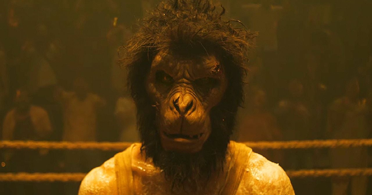dev patel indossa una maschera in monkey man - nerdface