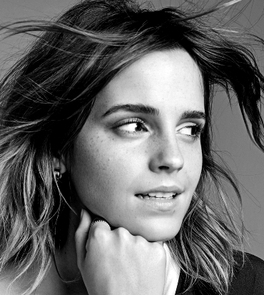 emma watson si tiene il mento e guarda di lato - nerdface