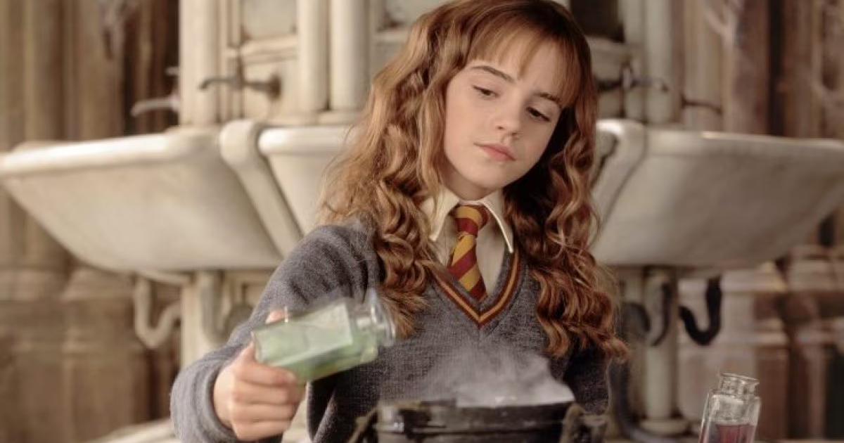 emma watson è hermione granger e prepara pozioni nella saga di harry potter - nerdface