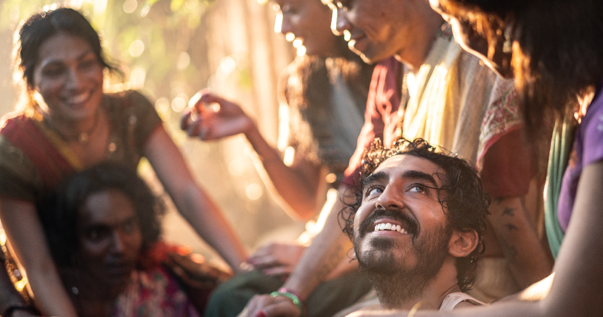 dev patel con la sua famiglia in monkey man - nerdface